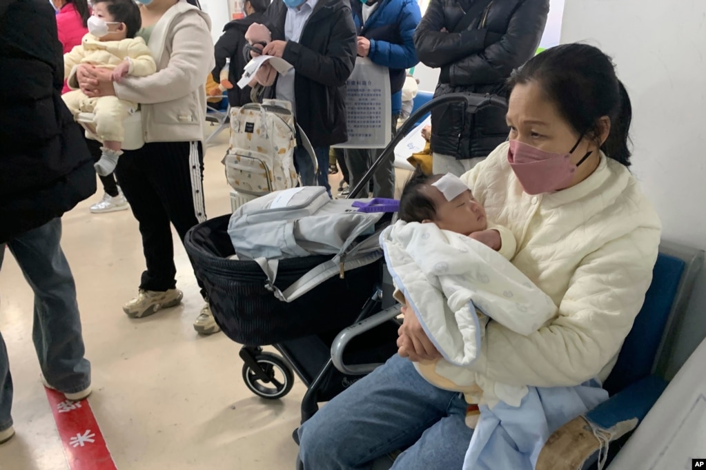 北京儿童医院里候诊的病孩和排队的市民。（2022年12月14日）(photo:VOA)