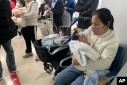 北京儿童医院里候诊的病孩和排队的市民。（2022年12月14日）