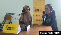 Eben Haezer, Ketua AJI Surabaya (kanan) sedang berbincang mengenai Hari Disabilitas Internasional. (Foto: VOA/Petrus Riski)