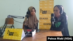 Salah satu inisiator Radio Braille Surabaya, Hanan Abdullah (kiri), sedang berbincang dengan Eben Haezer, Ketua AJI Surabaya, mengenai Hari Disabilitas Internasional. (Foto: VOA/Petrus Riski)