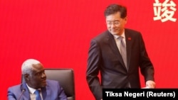 Le ministre chinois des Affaires étrangères, Qin Gang, et le président de la Commission de l'UA, Moussa Faki Mahamat, à l'inauguration du nouveau siège des Centres africains de contrôle et de prévention des maladies, que la Chine construit à Addis-Abeba, le 11 janvier 2023.
