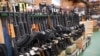 ARHIVA - Poluautomatske puške u prodavnici oružja u Mejnu (Foto: AP/Robert F. Bukaty)