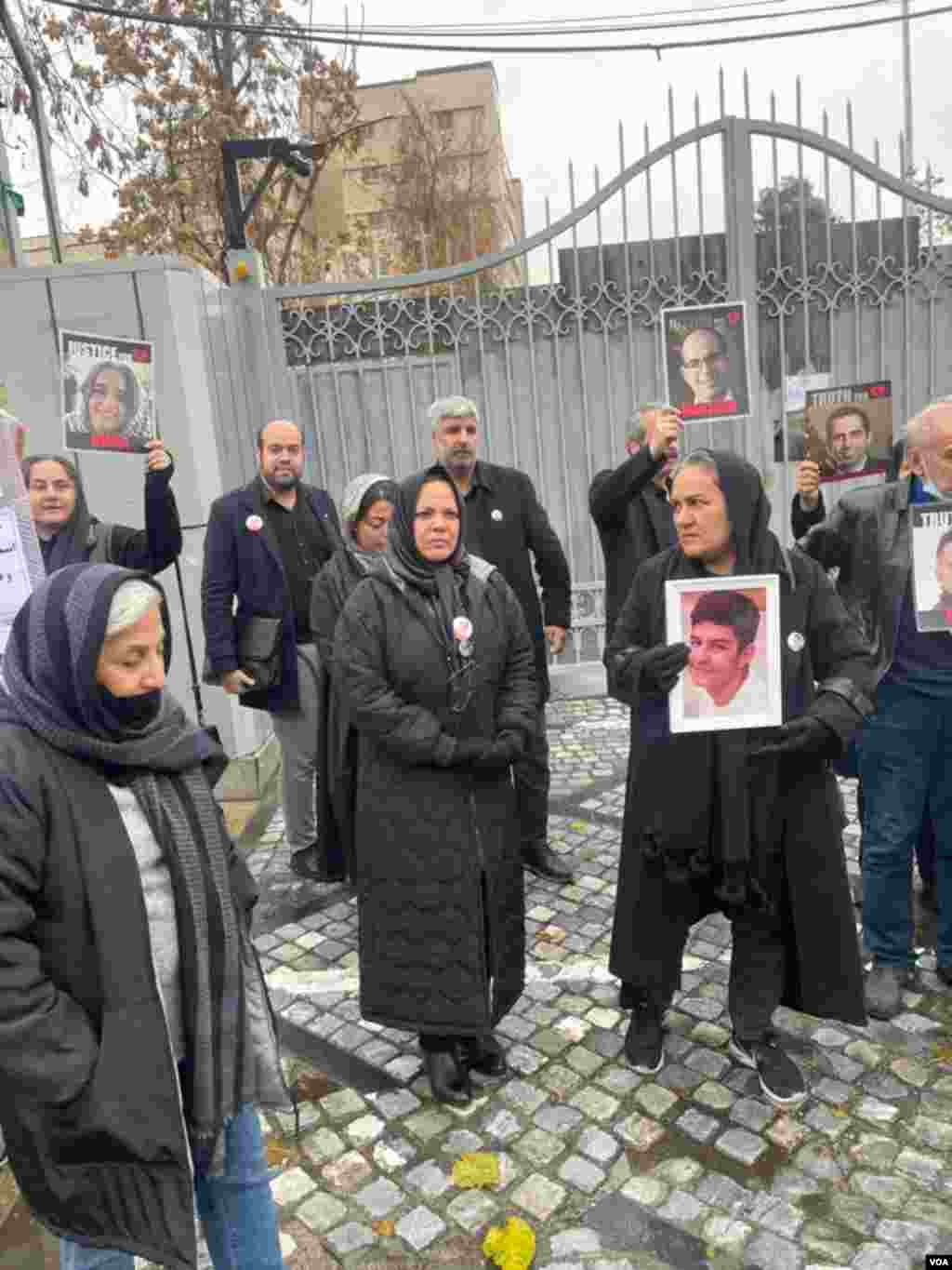 تجمع خانواده‌ها در حاشیه ششمین جلسه دادگاه رسیدگی به سقوط هواپیمای اوکراینی در تهران Family protest in Tehran trial for flight 752