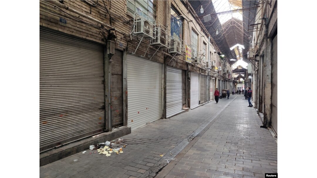 Toko-toko ditutup menyusul kerusuhan baru-baru ini dan seruan pengunjuk rasa untuk menutup pasar, di Tehran Bazaar, Teheran, Iran 16 November 2022. WANA (Kantor Berita Asia Barat) via REUTERS.