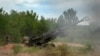 Soldados ucranianos disparan contra posiciones rusas con un obús M777 suministrado por EEUU en la región oriental de Dónetsk, Ucrania, el 18 de junio de 2022. 