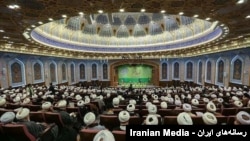 تصویری از یک گردهمایی روحانیون حکومتی . آرشیو 