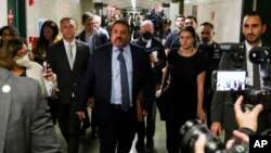 앨빈 브래그 뉴욕 맨해튼 검사장이 6일 트럼프그룹에 대한 유죄 평결이 내려진 재판이 끝난 후 뉴욕주 지방법원에서 걸어 나오고 있다.