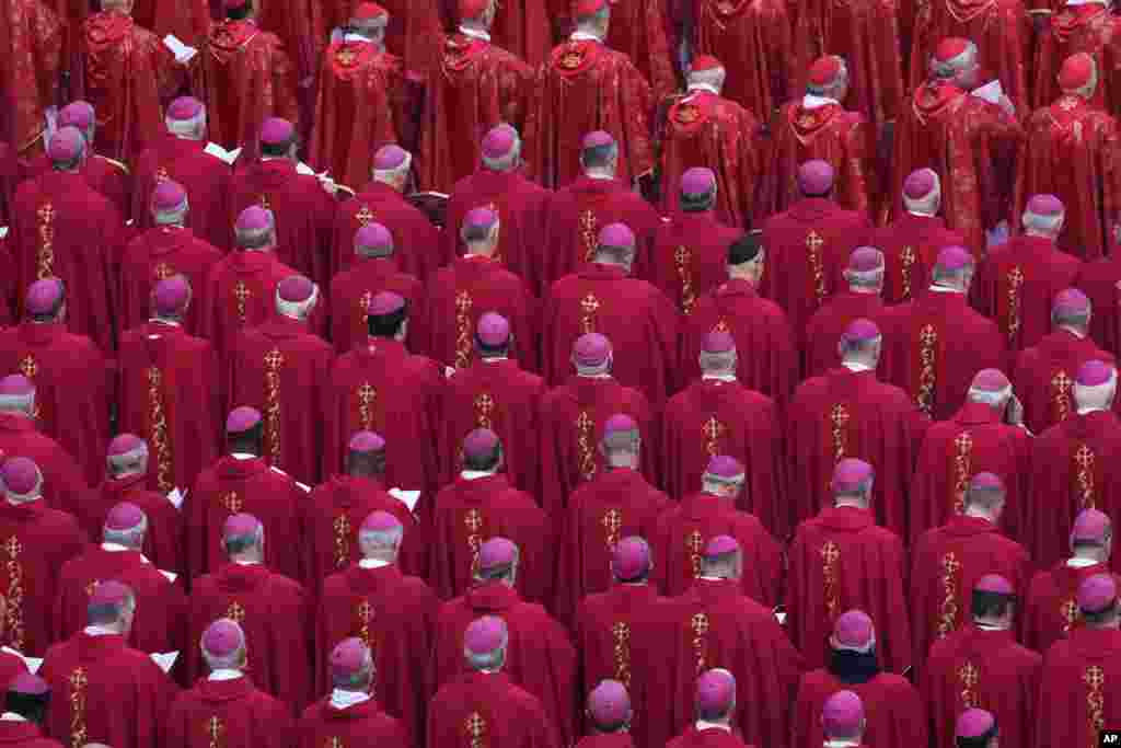 Членовите на црквата присуствуваат на погребната миса за починатиот почесен папа Бенедикт Шеснаесетти во Ватикан.