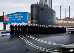 资料照 - 2008年10月25日在朴茨茅斯军港，美国水兵们整齐列队站在一艘准备下水试航的弗吉尼亚级的美国核潜艇USS新罕布什尔号甲板上。