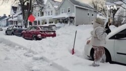 美國兇猛的暴風雪造成數十人死亡和停電