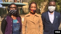 Abanye abantu ababegqoka ama-masks lingakehli igciwane leCOVID-19 emhlabeni wonke jikelele lakwele South Africa.