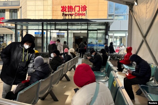 上海市民在一家医院的发热门诊候诊。（2022年12月24日）