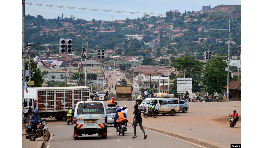 Pengemudi dan pengendara sepeda terlihat di persimpangan lampu lalu lintas di tengah wabah Ebola di Kampala, Uganda, 16 November 2022. (Foto: Reuters)