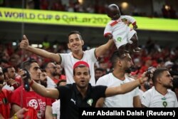 Un supporter du Maroc tenant une poupée à l'effigie de son équipe dans les tribunes pendant le match contre la Belgique, le 27 novembre 2022 au Qatar