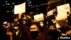 北京民眾走上街頭舉起白紙遊行抗議當局嚴厲的防疫封控措施。 （2022年11月27日）