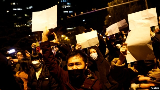 北京民眾走上街頭舉起白紙遊行抗議當局嚴厲的防疫封控措施。 （2022年11月27日）