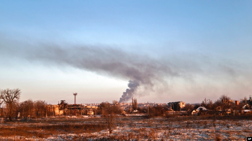 Khói bốc lên sau trận pháo kích của Nga tại Soledar, vùng Donetsk, Ukraine, ngày 8/1/2023. 