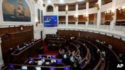 Archivo - Delegados de la Convención Constituyente se reúnen para votar reformas constitucionales en la antigua sede del Congreso Nacional, en Santiago, Chile, el martes 14 de junio de 2022.