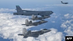 미 공군 B-52H 전략폭격기(가운데)와 C-17 수송기(오른쪽 위), F-22 전투기가 지난달 20일 한반도 상공에서 연합훈련에 참가했다.