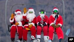 Skijaši obučeni u Deda Mraza prikupljaju novac za neprofitnu organizaciju za obrazovanje mladih u Betelu u državi Mejn, 11. decembra 2022.