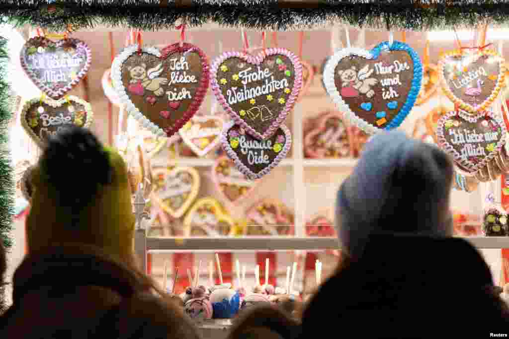 Unas mujeres observan dulces tradicionales navideños en el mercado ubicado en la Plaza del Ayuntamiento de Viena, Austria.