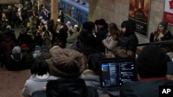 在俄羅斯導彈襲擊基輔期間,人們在地鐵站內躲避轟炸。 (2022年12月5日)