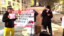 大約50人星期日晚上在中國駐英國大使館外集會，聲援中國大陸的“白紙運動”