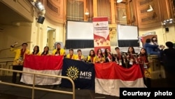 Dengan piala dan medali yang mereka raih, para pelajar Mentari Intercultural School (MIS) berdiri di depan panggung Tournament of Champions, World Scholar's Cup di Universitas Yale pada November 2022. (Foto: Courtesy of Anissa Sharmanti)