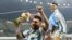 Messi celebra la victoria en la final con el trofeo de la Copa del Mundo, con Lautaro Martínez detrás el 18 de diciembre de 2022.