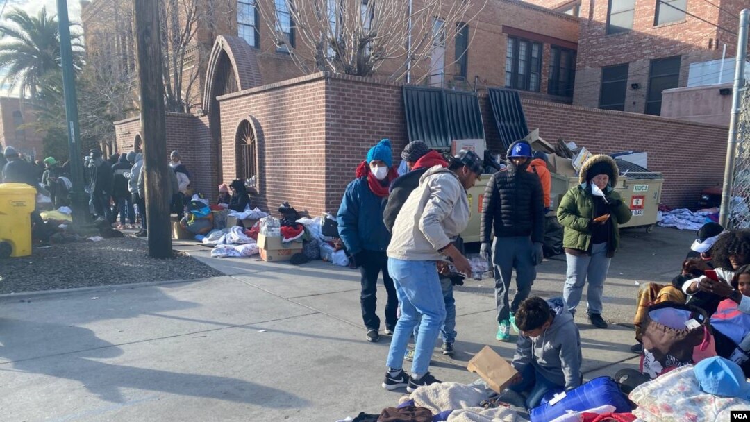 Migrantes arman campamentos improvisados en las calles en El Paso, Texas, el 22 de diciembre de 2022.