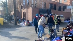 Migrantes arman campamentos improvisados en las calles en El Paso, Texas, el 22 de diciembre de 2022.