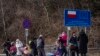 Pengungsi dari Ukraina tiba di perbatasan Polandia-Ukraina di Kroscienko, Polandia, 3 Maret 2022. (Wojtek RADWANSKI/AFP)