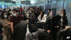 တရုတ်နိုင်ငံ၊ Guangzhou Baiyan လေဆိပ်ကနေ ထွက်ခွါဖို့စောင့်နေတဲ့ခရီးသည်များ၊ ဒီဇင်ဘာ ၂၅။ ၂၀၂၂