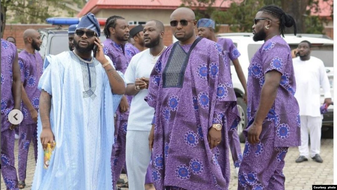 Davido, hagu da tawagarsa a wajen bikin rantsar da kawunsa Ademola Adeleke a matsayin gwamnan jihar Osun. (Twitter: Israel)