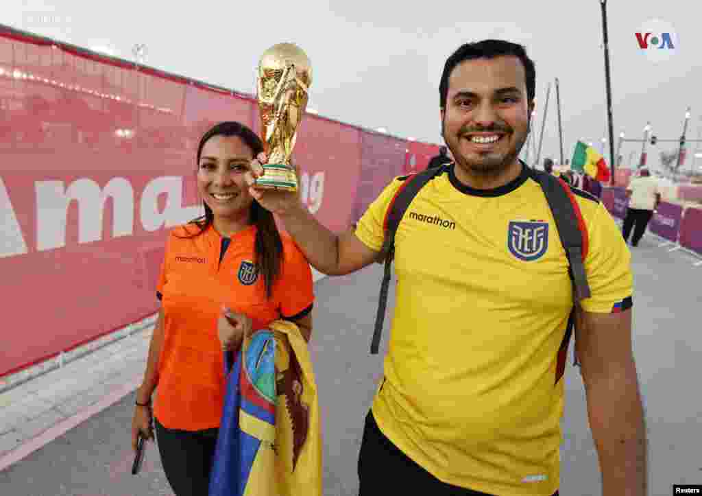 Un aficionado de Ecuador levanta una réplica del Mundial afuera del estadio REUTERS/Hamad I Mohammed