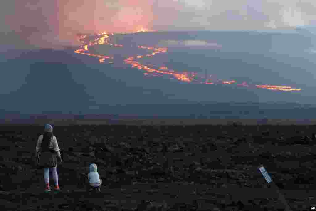 Pese a los riesgos, la erupción del volcán ubicado en Hawái está atrayendo a decenas de espectadores.