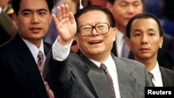 1997年6月30日时任中国国家主席江泽民抵达香港时向人群挥手