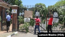 Entrances of the court in Blantyre are blocked by striking workers to prevent access, Dec. 13, 2022.