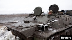 우크라이나 80 공중강습여단 소속 병사가 크레미나 전선에서 병력수송장갑차를 운전하고 있다. (자료사진)