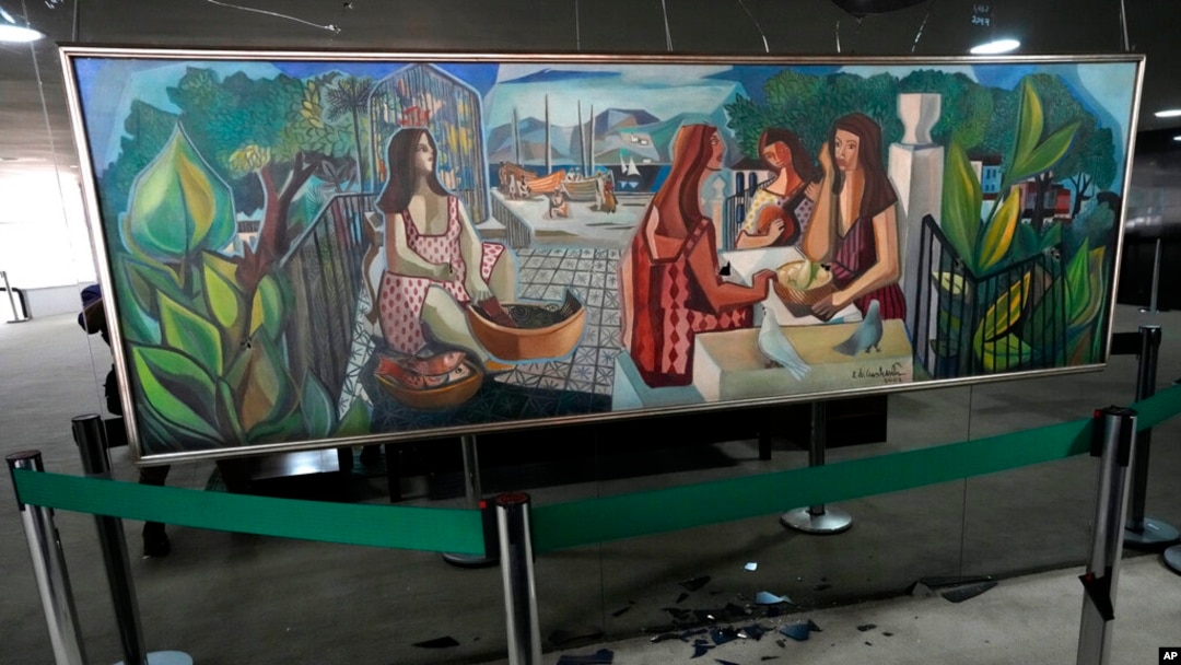 El dañado mural 'Las Mulatas' del artista brasileño Di Cavalcanti es exhibido el 11 de enero de 2023 a la entrada del Palacio de Planalto, tras manifestaciones de seguidores del expresidente Jair Bolsonaro en Brasil. 