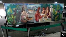 El dañado mural 'Las Mulatas' del artista brasileño Di Cavalcanti es exhibido el 11 de enero de 2023 a la entrada del Palacio de Planalto, tras manifestaciones de seguidores del expresidente Jair Bolsonaro en Brasil. 