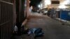 Dua orang pecandu tampak tertidur di sebuah gang di jalanan Kota Los Angeles pada 21 September 2022. (Foto: AP/Jae C. Hong)