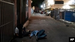 Dua orang pecandu tampak tertidur di sebuah gang di jalanan Kota Los Angeles pada 21 September 2022. (Foto: AP/Jae C. Hong)