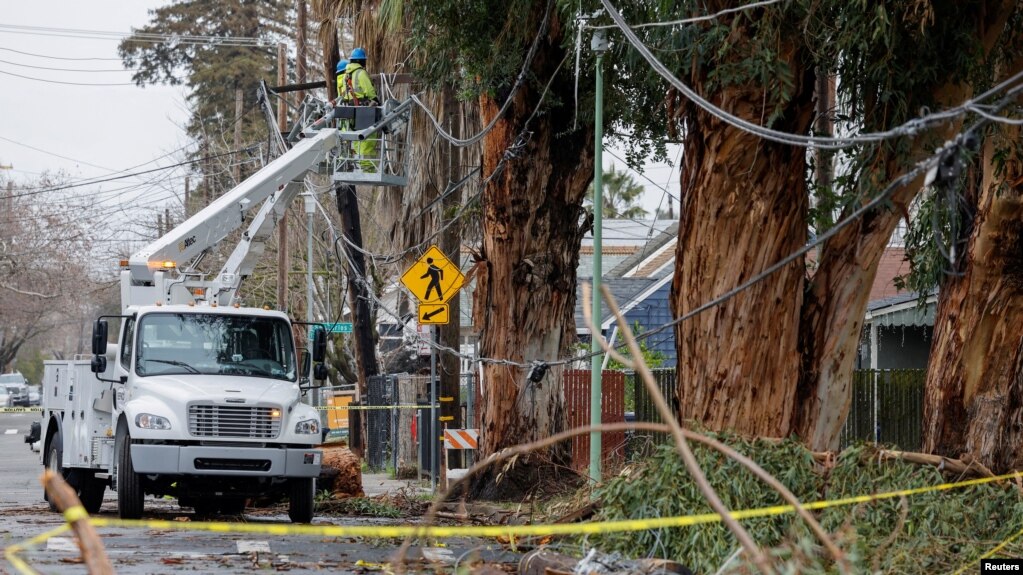 Wafanyakazi wa kituo cha umeme cha Wilaya ya Sacramento, California wanatengeneza waya za umeme zilizoanguka kufuatia dhoruba, Januari 9, 2023. Picha ya Reuters