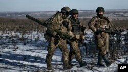 资料照 - 乌克兰士兵在登涅茨克附近的索莱达尔前沿地带守卫阵地。照片摄于2923年1月11日。