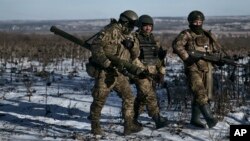 Tentara Ukraina berada di posisi garis depan dekat Soledar, wilayah Donetsk, Ukraina, pada 11 Januari 2023. Kementerian Pertahanan Rusia mengatakan pada Jumat 13 Januari 2023 bahwa pasukannya telah merebut kota tersebut. (Foto: AP)