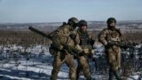 资料照片： 乌克兰士兵在登涅茨克附近的索莱达尔前沿地带守卫阵地。(2023年1月11日)
