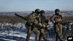 资料照片： 乌克兰士兵在登涅茨克附近的索莱达尔前沿地带守卫阵地。(2023年1月11日)
