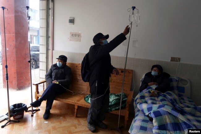 2022年12月29日在四川省资阳市乐至县乡村诊所输液的患者（路透社）