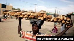 ARCHIVES - Un garçon porte des miches de pain à Nouakchott, en Mauritanie, le 5 décembre 2009. 